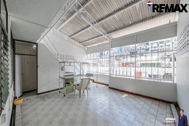 [บ้านสุขุมวิท @ EMDistrict โครต Rare!! แปลงใหญ่ 34 ตร.วา] (สุขุมวิท 31 ) หน้ากว้าง 5.4 เมตร TownHouse เรียกว่าอยู่โซน EMDistrict ได้เลย และเป็นหลังใหญ่ 4 ชั้น ที่จอดรถ 2 คันได้แบบหลวมๆ