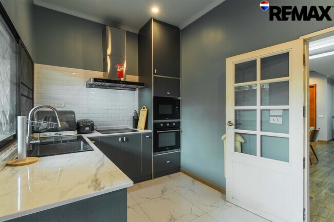ขายทาวน์โฮม ติดถนนศาลาธรรมสพน์ ทวีวัฒนา-พุทธมณฑลสาย 2 ทำเลดี พร้อมตกแต่งชั้นล่าง