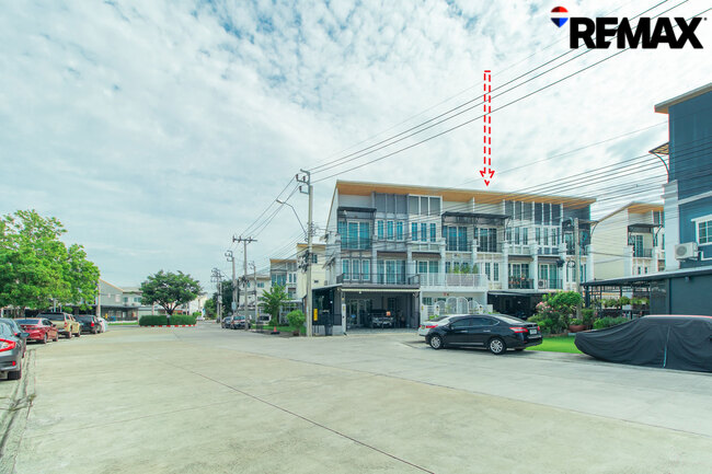 ขายทาวน์โฮม 5 นอน ม.โกลเด้นท์ ซิตี้ ปิ่นเกล้า-จรัญสนิทวงศ์ ใกล้รถไฟฟ้า MRT และทางด่วนศรีรัชฯ