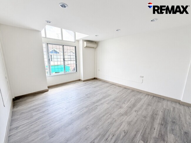 ขายทาวน์โฮม รีโนเวทใหม่ ศุภาลัยวิลล์ รัตนาธิเบศร์ 3 ห้องนอน 2.29 ล้านบาท