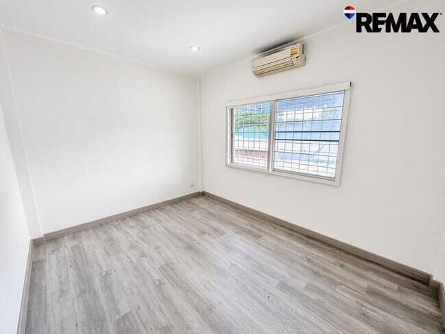 ขายทาวน์โฮม รีโนเวทใหม่ ศุภาลัยวิลล์ รัตนาธิเบศร์ 3 ห้องนอน 2.29 ล้านบาท