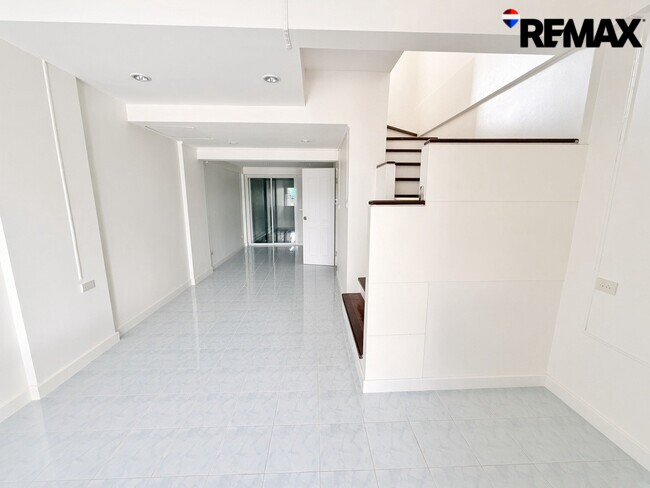 ขายทาวน์โฮม รีโนเวทใหม่ ศุภาลัยวิลล์ รัตนาธิเบศร์ 3 ห้องนอน 2.29 ล้านบาท