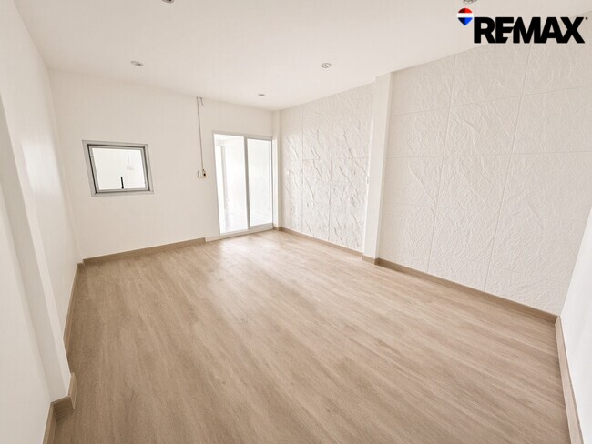 ขายทาวน์โฮม รีโนเวทใหม่ ศุภาลัยวิลล์ รัตนาธิเบศร์ 3 ห้องนอน 2.29 ล้านบาท