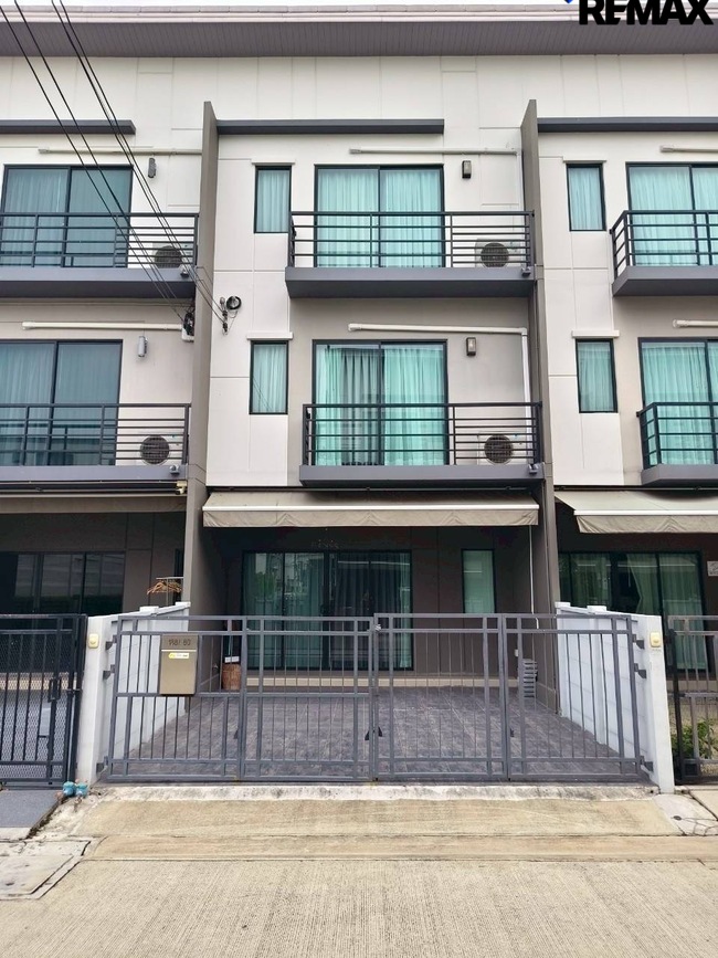 ขายทาวน์โฮม 3 ชั้น บ้านกลางเมือง ปิ่นเกล้า-จรัญสนิทวงศ์ ใกล้ทางด่วนศรีรัช และรถไฟฟ้า MRT  3  สาย