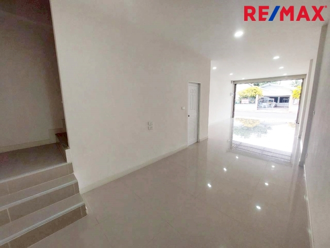 ขายตึกแถว 2 ชั้น เมืองนครปฐม ใกล้สำนักงานประกันสังคม สภาพใหม่