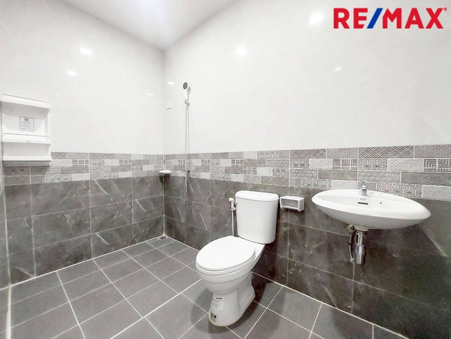 ขายตึกแถว 2 ชั้น เมืองนครปฐม ใกล้สำนักงานประกันสังคม สภาพใหม่