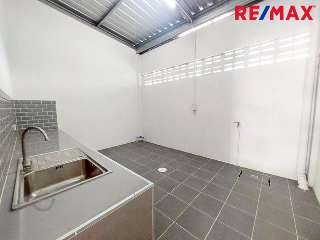 ขายตึกแถว 2 ชั้น เมืองนครปฐม ใกล้สำนักงานประกันสังคม สภาพใหม่