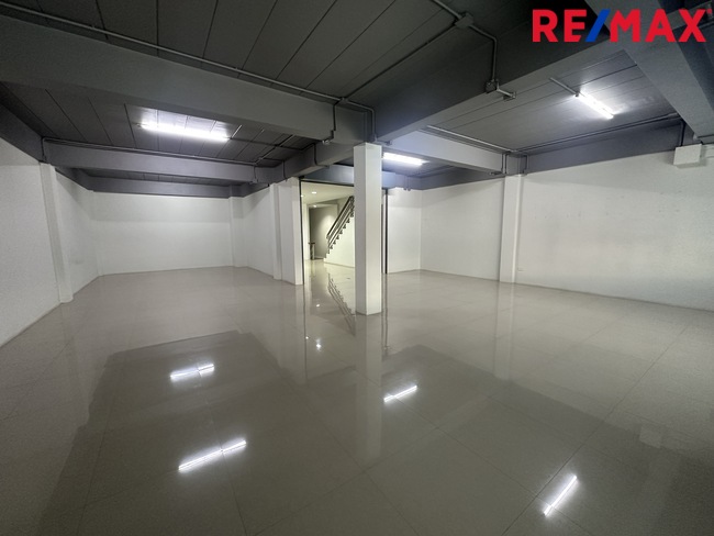 ขายอาคารพาณิชย์ 2 ห้อง ธนบุรีคอมเพล็กซ์ พระราม 2 ซอย 60(ซอยการไฟฟ้าบางขุนเทียน) ต่อเติมพร้อมใช้งาน ถนนซอยกว้าง จอดรถสะดวก ทำเลใกล้ถนนใหญ่ รวมแหล่งธุรกิจหลากหลาย ราคา 12 ล้านบาท