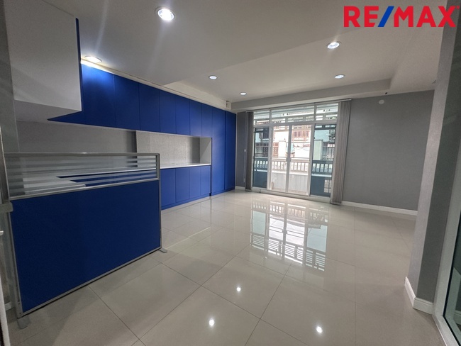 ขายอาคารพาณิชย์ 2 ห้อง ธนบุรีคอมเพล็กซ์ พระราม 2 ซอย 60(ซอยการไฟฟ้าบางขุนเทียน) ต่อเติมพร้อมใช้งาน ถนนซอยกว้าง จอดรถสะดวก ทำเลใกล้ถนนใหญ่ รวมแหล่งธุรกิจหลากหลาย ราคา 12 ล้านบาท