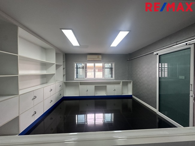 ขายอาคารพาณิชย์ 2 ห้อง ธนบุรีคอมเพล็กซ์ พระราม 2 ซอย 60(ซอยการไฟฟ้าบางขุนเทียน) ต่อเติมพร้อมใช้งาน ถนนซอยกว้าง จอดรถสะดวก ทำเลใกล้ถนนใหญ่ รวมแหล่งธุรกิจหลากหลาย ราคา 12 ล้านบาท