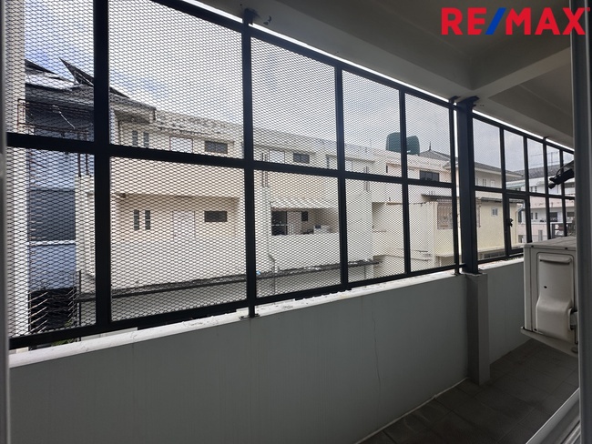 ขายอาคารพาณิชย์ 2 ห้อง ธนบุรีคอมเพล็กซ์ พระราม 2 ซอย 60(ซอยการไฟฟ้าบางขุนเทียน) ต่อเติมพร้อมใช้งาน ถนนซอยกว้าง จอดรถสะดวก ทำเลใกล้ถนนใหญ่ รวมแหล่งธุรกิจหลากหลาย ราคา 12 ล้านบาท