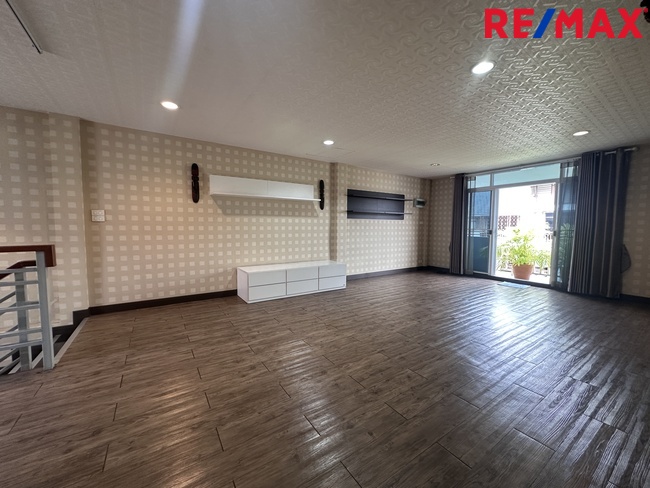 ขายอาคารพาณิชย์ 2 ห้อง ธนบุรีคอมเพล็กซ์ พระราม 2 ซอย 60(ซอยการไฟฟ้าบางขุนเทียน) ต่อเติมพร้อมใช้งาน ถนนซอยกว้าง จอดรถสะดวก ทำเลใกล้ถนนใหญ่ รวมแหล่งธุรกิจหลากหลาย ราคา 12 ล้านบาท