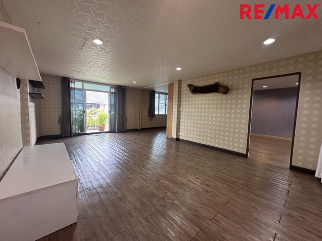 ขายอาคารพาณิชย์ 2 ห้อง ธนบุรีคอมเพล็กซ์ พระราม 2 ซอย 60(ซอยการไฟฟ้าบางขุนเทียน) ต่อเติมพร้อมใช้งาน ถนนซอยกว้าง จอดรถสะดวก ทำเลใกล้ถนนใหญ่ รวมแหล่งธุรกิจหลากหลาย ราคา 12 ล้านบาท