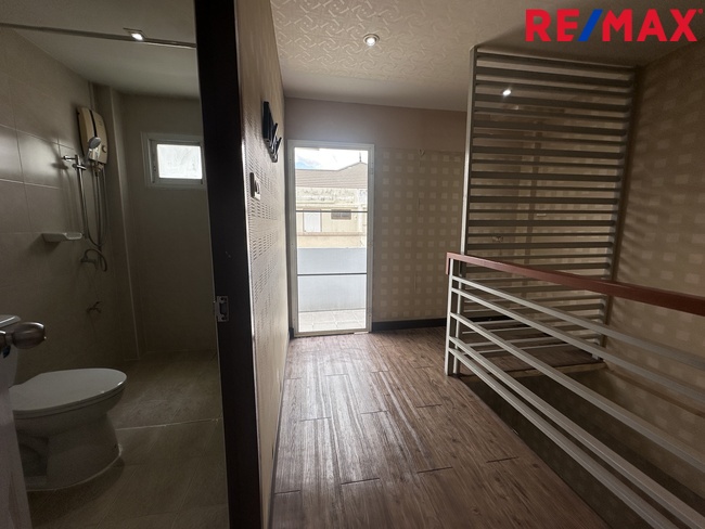 ขายอาคารพาณิชย์ 2 ห้อง ธนบุรีคอมเพล็กซ์ พระราม 2 ซอย 60(ซอยการไฟฟ้าบางขุนเทียน) ต่อเติมพร้อมใช้งาน ถนนซอยกว้าง จอดรถสะดวก ทำเลใกล้ถนนใหญ่ รวมแหล่งธุรกิจหลากหลาย ราคา 12 ล้านบาท