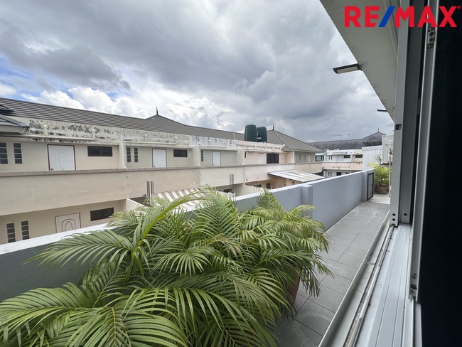 ขายอาคารพาณิชย์ 2 ห้อง ธนบุรีคอมเพล็กซ์ พระราม 2 ซอย 60(ซอยการไฟฟ้าบางขุนเทียน) ต่อเติมพร้อมใช้งาน ถนนซอยกว้าง จอดรถสะดวก ทำเลใกล้ถนนใหญ่ รวมแหล่งธุรกิจหลากหลาย ราคา 12 ล้านบาท