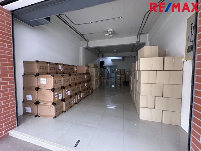 ขายอาคารพาณิชย์ 2 ห้อง ธนบุรีคอมเพล็กซ์ พระราม 2 ซอย 60(ซอยการไฟฟ้าบางขุนเทียน) ต่อเติมพร้อมใช้งาน ถนนซอยกว้าง จอดรถสะดวก ทำเลใกล้ถนนใหญ่ รวมแหล่งธุรกิจหลากหลาย ราคา 12 ล้านบาท