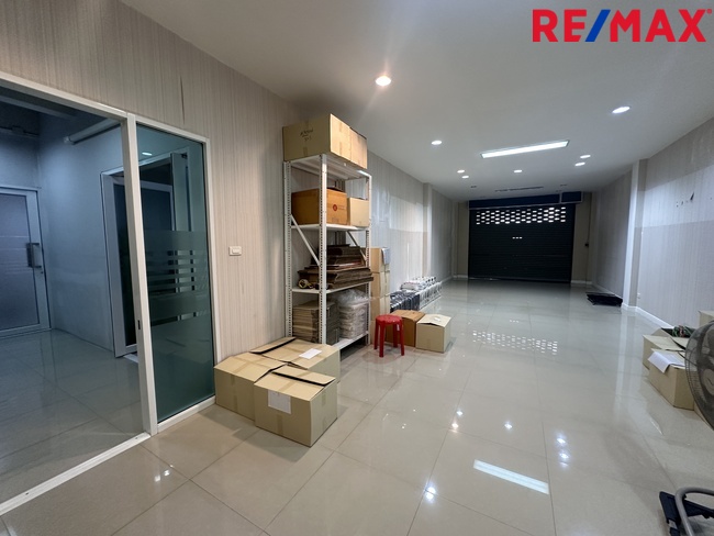 ขายอาคารพาณิชย์ 2 ห้อง ธนบุรีคอมเพล็กซ์ พระราม 2 ซอย 60(ซอยการไฟฟ้าบางขุนเทียน) ต่อเติมพร้อมใช้งาน ถนนซอยกว้าง จอดรถสะดวก ทำเลใกล้ถนนใหญ่ รวมแหล่งธุรกิจหลากหลาย ราคา 12 ล้านบาท