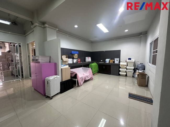 ขายอาคารพาณิชย์ 2 ห้อง ธนบุรีคอมเพล็กซ์ พระราม 2 ซอย 60(ซอยการไฟฟ้าบางขุนเทียน) ต่อเติมพร้อมใช้งาน ถนนซอยกว้าง จอดรถสะดวก ทำเลใกล้ถนนใหญ่ รวมแหล่งธุรกิจหลากหลาย ราคา 12 ล้านบาท