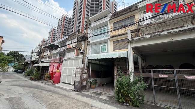 ขายบ้านพระราม3 เป็นตึกแถว3ชั้น ซอยสาธุประดิษฐ์15 แยก6 ใกล้เซ็นทรัล พระราม 3 เพียง 5 นาที