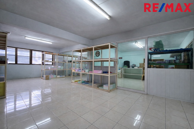 ขายอาคารพาณิชย์ 3.5 ชั้น 3 คูหา พระราม 2 ซอยสะแกงาม 35/3 พื้นที่ใหญ่ เหมาะทำธุรกิจ