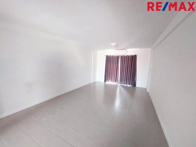 ขายด่วน! อทาวน์โฮม 3.5 ชั้น ทำเลค้าขาย @ สิริ อเวนิว เพชรเกษม 81