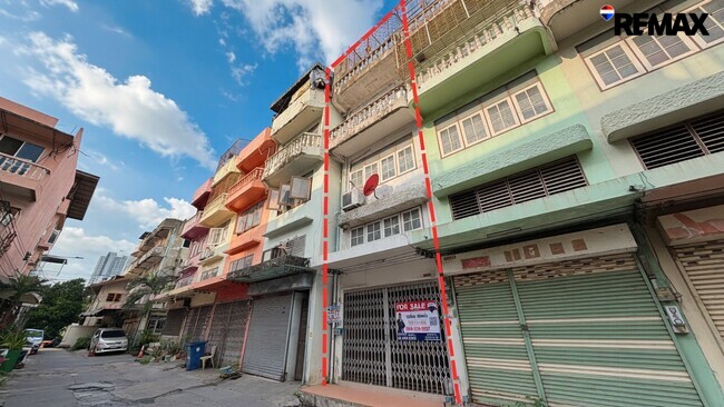 ขายอาคารพาณิชย์ 4 ชั้น บางซื่อ ใกล้ MRT เตาปูน เพียง 350 เมตร | 17.1 ตร.ว. พื้นที่ใช้สอย 250 ตร.ม. พร้อมอยู่ ราคาเพียง 3,690,000 บาท