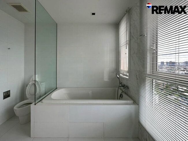 (New Listing! รับฟังข้อเสนอ! ) Rhythm Sukhumvit 44/1 (2 ห้องนอน 1 ห้องน้ำ ติด BTS พระโขนง ขายพร้อมผู้เช่า รับรายได้ทันที!!