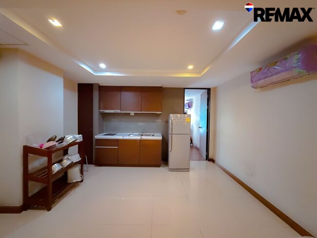 คอนโด J.W. City Ratchada 32 (เจ ดับบลิว ซิตี้ รัชดาภิเษก 32) ตรงข้ามศาลอาญารัชดา พื้นที่ 51.90 ตารางเมตร 2 ห้องนอน 2 ห้องน้ำ 1 ครัว ห้องมุม พร้อมที่จอดรถ 100% เป็นที่จอดประจำ 1 ห้องต่อ 1 คัน