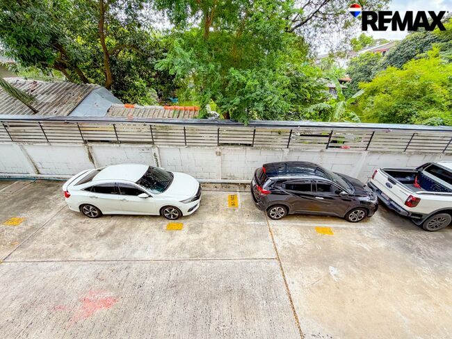 คอนโด J.W. City Ratchada 32 (เจ ดับบลิว ซิตี้ รัชดาภิเษก 32) ตรงข้ามศาลอาญารัชดา พื้นที่ 51.90 ตารางเมตร 2 ห้องนอน 2 ห้องน้ำ 1 ครัว ห้องมุม พร้อมที่จอดรถ 100% เป็นที่จอดประจำ 1 ห้องต่อ 1 คัน