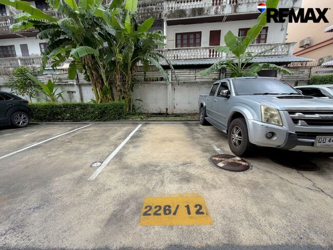 คอนโด J.W. City Ratchada 32 (เจ ดับบลิว ซิตี้ รัชดาภิเษก 32) ตรงข้ามศาลอาญารัชดา พื้นที่ 51.90 ตารางเมตร 2 ห้องนอน 2 ห้องน้ำ 1 ครัว ห้องมุม พร้อมที่จอดรถ 100% เป็นที่จอดประจำ 1 ห้องต่อ 1 คัน