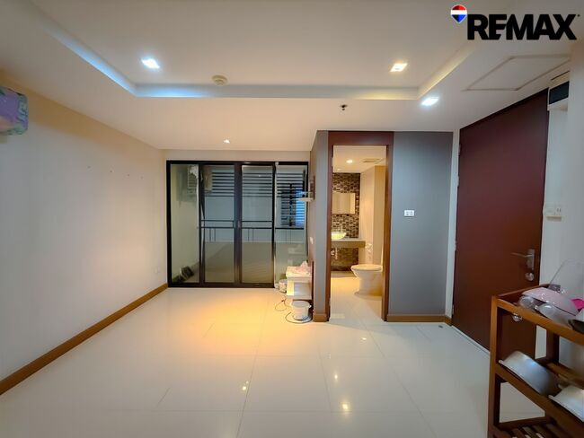 คอนโด J.W. City Ratchada 32 (เจ ดับบลิว ซิตี้ รัชดาภิเษก 32) ตรงข้ามศาลอาญารัชดา พื้นที่ 51.90 ตารางเมตร 2 ห้องนอน 2 ห้องน้ำ 1 ครัว ห้องมุม พร้อมที่จอดรถ 100% เป็นที่จอดประจำ 1 ห้องต่อ 1 คัน