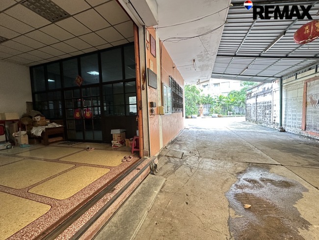 ที่ดิน 2 ไร่กว่า พร้อมอาคาร 2,203 ตร.ม. สุขสวัสดิ์ 64 ย้ายธุรกิจเข้าได้เลย ไม่ต้องซื้อที่เปล่าแล้วรอสร้าง ราคา 39 ล้านบาท