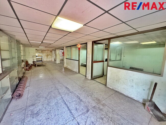 ขายอาคารสำนักงาน 5 ชั้น 2 คูหา ติดถนน วิภาวดีรังสิต เหมาะลงทุนทำคลินิก / HQ บริษัท ใกล้วิทยาลัยป้องกันราชอาณาจักร (วปอ.) และ มหาวิทยาลัยหอการค้าไทย