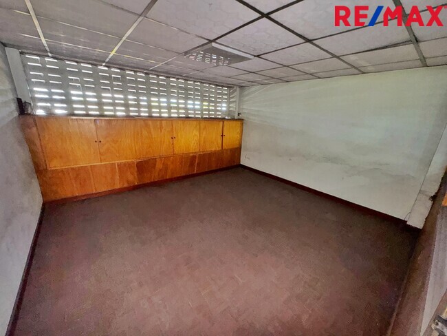 ขายอาคารสำนักงาน 5 ชั้น 2 คูหา ติดถนน วิภาวดีรังสิต เหมาะลงทุนทำคลินิก / HQ บริษัท ใกล้วิทยาลัยป้องกันราชอาณาจักร (วปอ.) และ มหาวิทยาลัยหอการค้าไทย