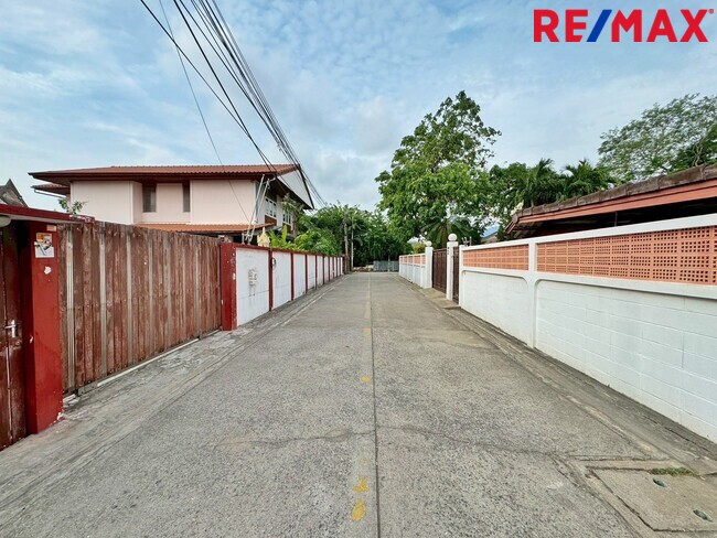 บ้านเดี่ยว ใกล้ MRT กระทรวงสาธารณสุข 140 ตร.วา ติวานนท์ 3 (พิชยนันท์ 9) เพียง 750 เมตร ทำเลดี เหมาะทำออฟฟิศ ศูนย์ดูแลผู้สูงอายุ หรืออยู่อาศัย