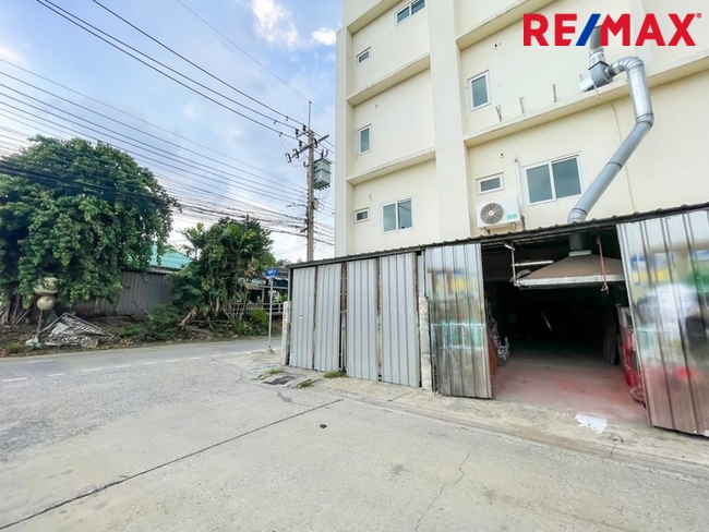 อาคารพาณิชย์ 3.5 ชั้น ติดถนนรัชดา-รามอินทรา (ปากซอยนวมินทร์ 74) มีชั้นใต้ดิน มีที่จอดรถ ทำเลดีเดินทางสะดวก เกษตรฯ - รามอินทรา - บางกะปิ - หลักสี่