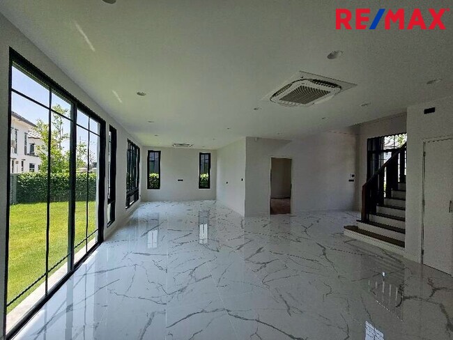ขาย บ้านเศรษฐสิริ ราชพฤกษ์-สาย1 (Setthasiri Ratchaphruek Sai1) เครือแสนสิริ 116 ตร.วา 340 ตร.ม. บ้านใหม่ หลังใหญ่ อยู่ถนนเมน เดินถึงส่วนกลาง ไม่เคยเข้าอยู่ บ้านนวัตกรรมบ้านสีเขียว