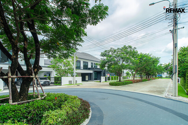 ขาย บ้านเศรษฐสิริ ราชพฤกษ์-สาย1 (Setthasiri Ratchaphruek Sai1) เครือแสนสิริ 116 ตร.วา 340 ตร.ม. บ้านใหม่ หลังใหญ่ อยู่ถนนเมน เดินถึงส่วนกลาง ไม่เคยเข้าอยู่ บ้านนวัตกรรมบ้านสีเขียว