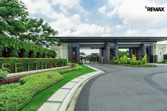 ขาย บ้านเศรษฐสิริ ราชพฤกษ์-สาย1 (Setthasiri Ratchaphruek Sai1) เครือแสนสิริ 116 ตร.วา 340 ตร.ม. บ้านใหม่ หลังใหญ่ อยู่ถนนเมน เดินถึงส่วนกลาง ไม่เคยเข้าอยู่ บ้านนวัตกรรมบ้านสีเขียว