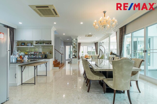 บ้านเดี่ยว แกรนด์ บางกอก บูเลอร์วาร์ด เพชรเกษม - ปิ่นเกล้า ถ.กาญจนาภิเษก บางแค มีสระว่ายน้ำส่วนตัว 179.1 ตร.ว.
