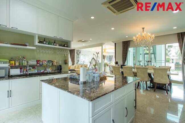 บ้านเดี่ยว แกรนด์ บางกอก บูเลอร์วาร์ด เพชรเกษม - ปิ่นเกล้า ถ.กาญจนาภิเษก บางแค มีสระว่ายน้ำส่วนตัว 179.1 ตร.ว.