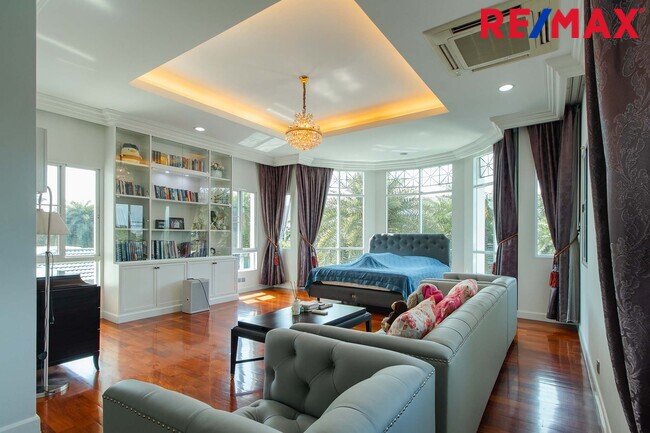บ้านเดี่ยว แกรนด์ บางกอก บูเลอร์วาร์ด เพชรเกษม - ปิ่นเกล้า ถ.กาญจนาภิเษก บางแค มีสระว่ายน้ำส่วนตัว 179.1 ตร.ว.