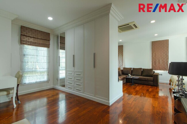 บ้านเดี่ยว แกรนด์ บางกอก บูเลอร์วาร์ด เพชรเกษม - ปิ่นเกล้า ถ.กาญจนาภิเษก บางแค มีสระว่ายน้ำส่วนตัว 179.1 ตร.ว.