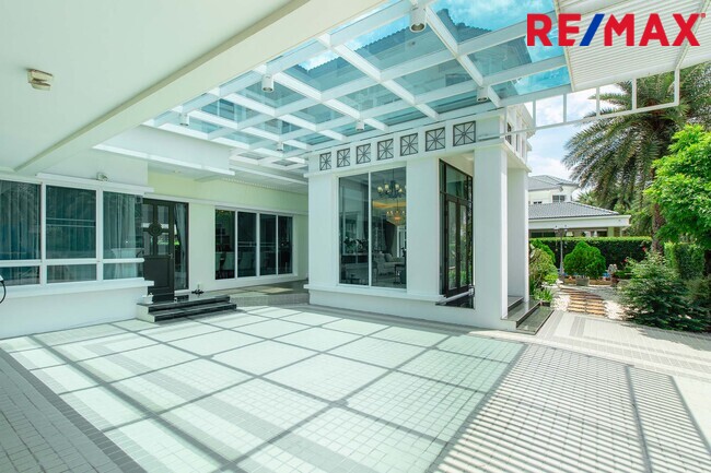 บ้านเดี่ยว แกรนด์ บางกอก บูเลอร์วาร์ด เพชรเกษม - ปิ่นเกล้า ถ.กาญจนาภิเษก บางแค มีสระว่ายน้ำส่วนตัว 179.1 ตร.ว.