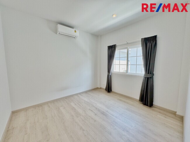 บ้านเดี่ยว ใกล้ เซ็นทรัลเวสต์เกต ชวนชื่น พาร์ค ปิ่นเกล้า - กาญจนา หลังริม 50 ตร.ว. สวยสุดในโครงการ! ฟีลบ้านเดี่ยว 4 นอน ต่อเติมครบ พร้อมอยู่