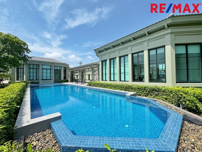 บ้านเดี่ยว ใกล้ เซ็นทรัลเวสต์เกต ชวนชื่น พาร์ค ปิ่นเกล้า - กาญจนา หลังริม 50 ตร.ว. สวยสุดในโครงการ! ฟีลบ้านเดี่ยว 4 นอน ต่อเติมครบ พร้อมอยู่