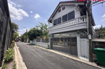 ขายบ้านเดี่ยวทุ่งครุ พื้นที่เยอะ 60 ตร.วา ซอยประชาอุทิศ 69 แยก 16-1 (ชมทรัพย์ 16) ต่อเติมครบ พร้อมอยู่ | ราคา 4.8 ล้านบาท