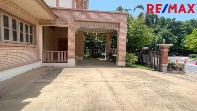 ขายบ้าน พฤกษ์ภิรมย์ สาทร ราชพฤกษ์ ติดถนนเมน ตรงข้ามสวน มีเรือนรับรอง ที่ดินแปลงใหญ่ 227 ตรว.