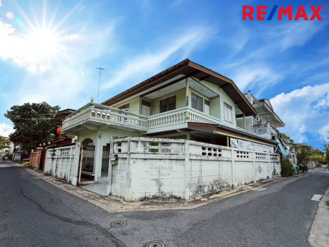 ขายบ้านครึ่งตึกครึ่งไม้ ประชาอุทิศ 54 แยก 1(มิตรไมตรี 1) 42 ตร.วา สภาพดี ในราคาเบา 2.8 ล้านบาท