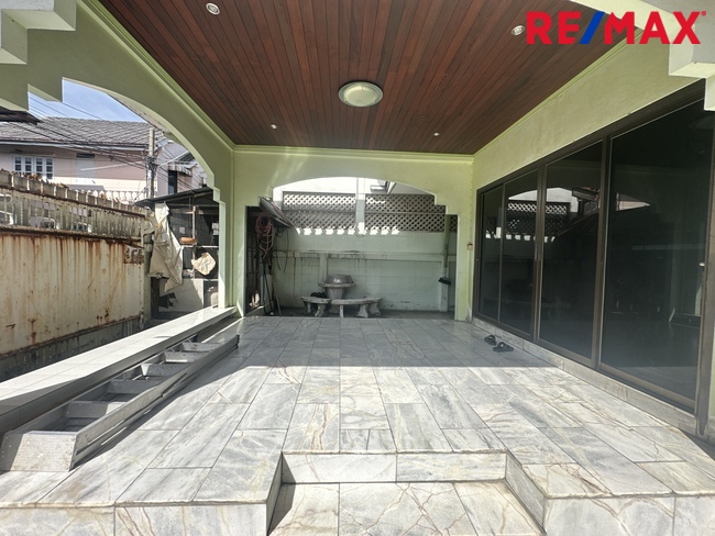 ขายบ้านครึ่งตึกครึ่งไม้ ประชาอุทิศ 54 แยก 1(มิตรไมตรี 1) 42 ตร.วา สภาพดี ในราคาเบา 2.8 ล้านบาท